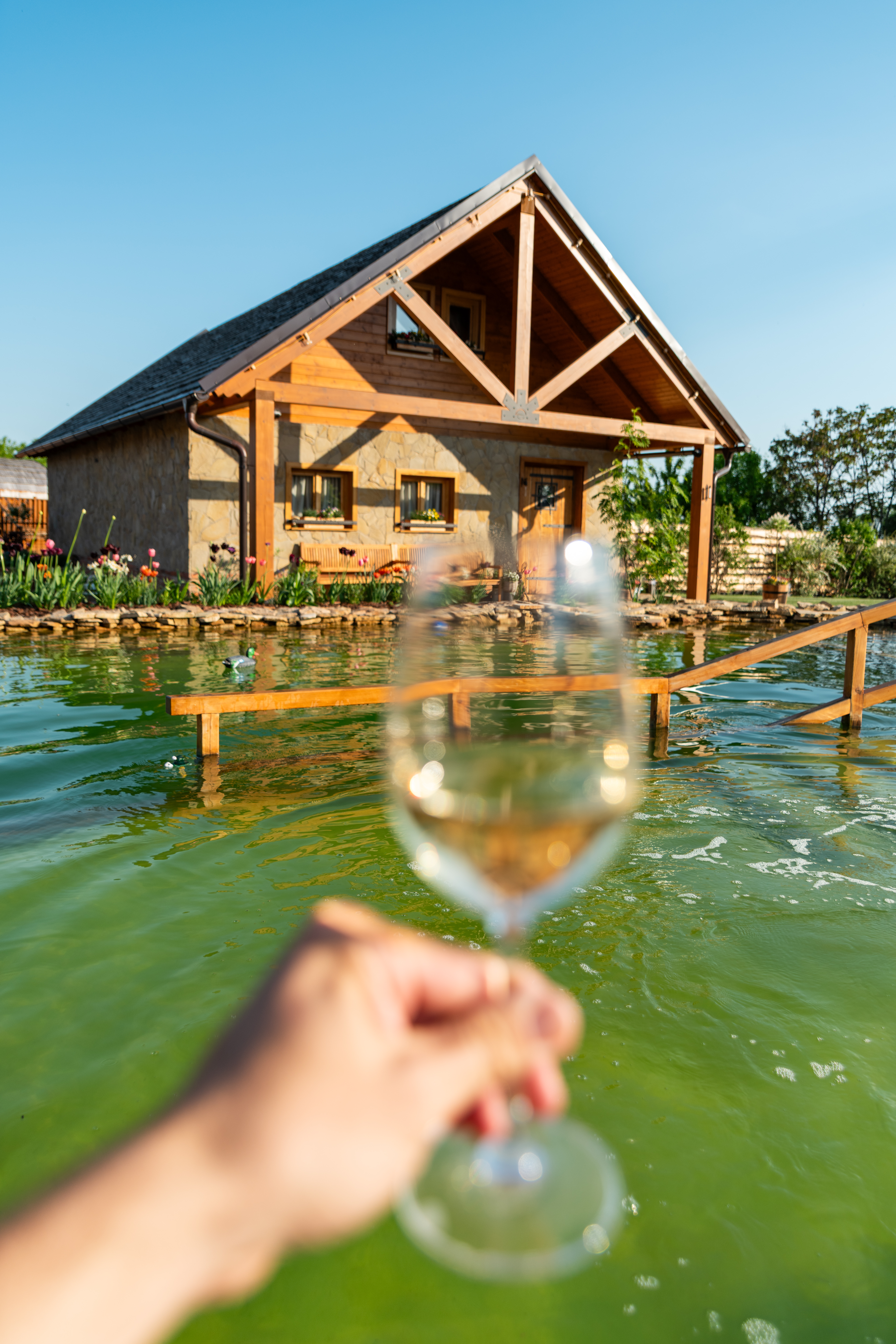 Vířivka ve Wellness Hříbek Resortu u Znojma s výhledem na cihlovou zeď a logo resortu